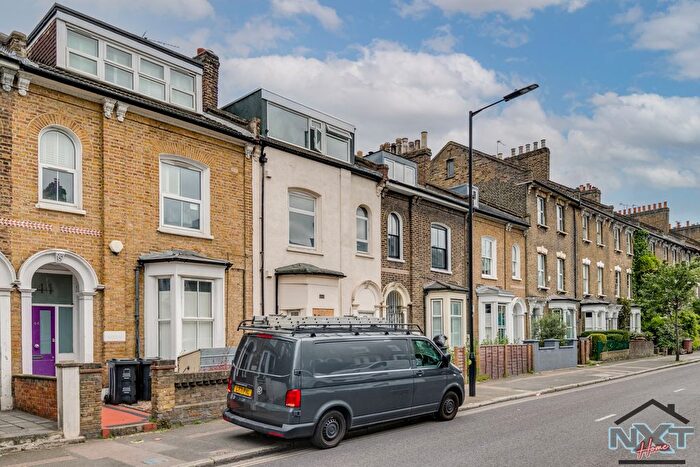 3 Bedroom Flat To Rent In Cricketfield Road, Hackney, E5