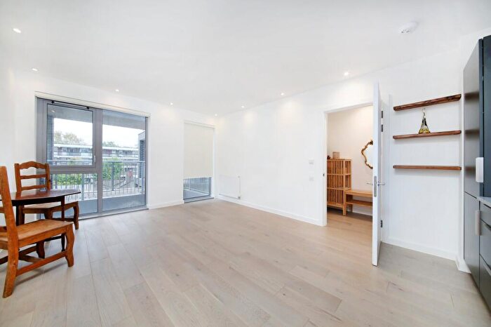 1 Bedroom Flat For Sale In Chatfield Road, Cotton Row, SW11