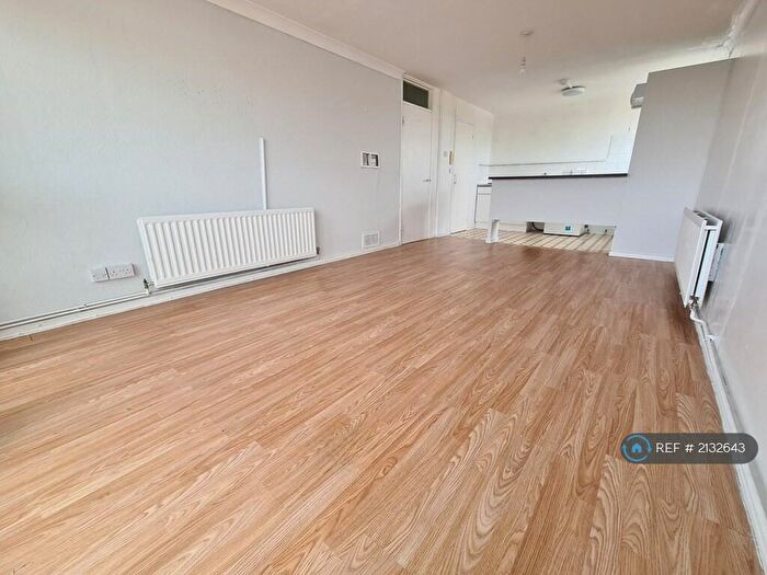 2 Bedroom Flat To Rent In Wellington Court, Chatham, ME4