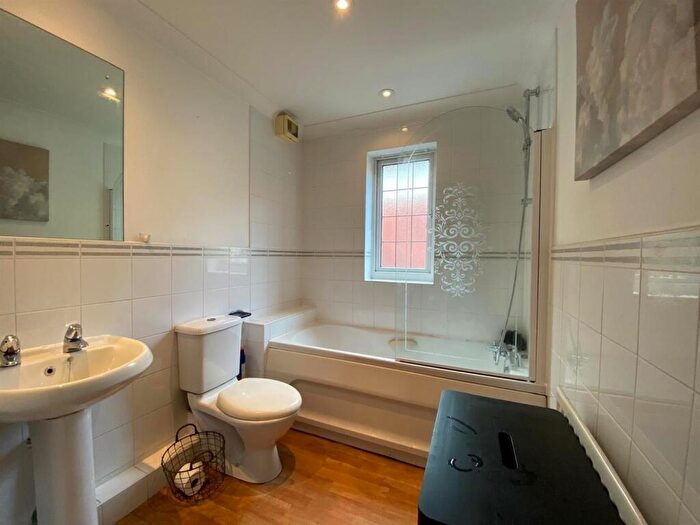 2 Bedroom Flat To Rent In Barlow Moor Road, Chorlton, M21