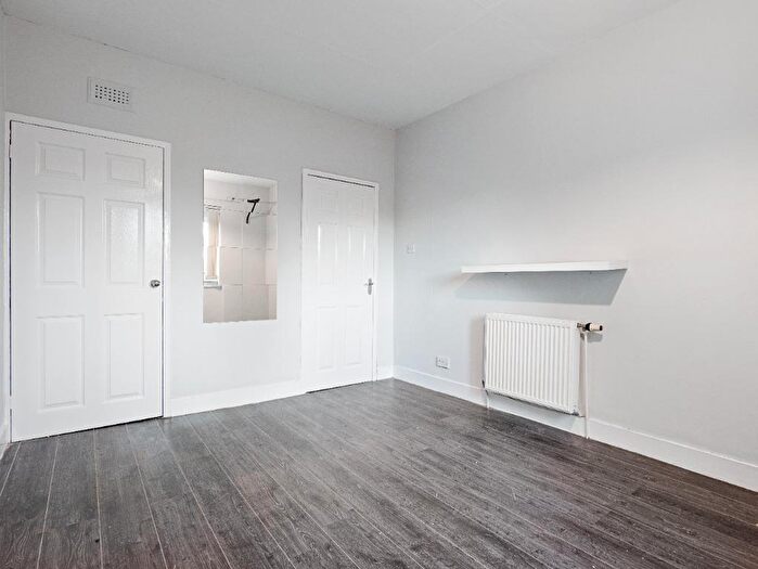 2 Bedroom Flat To Rent In Banchory Avenue, Eastwood, Glasgow, G43
