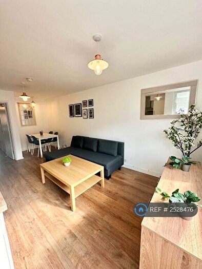 3 Bedroom Flat To Rent In Rhodeswell Road, London, E14