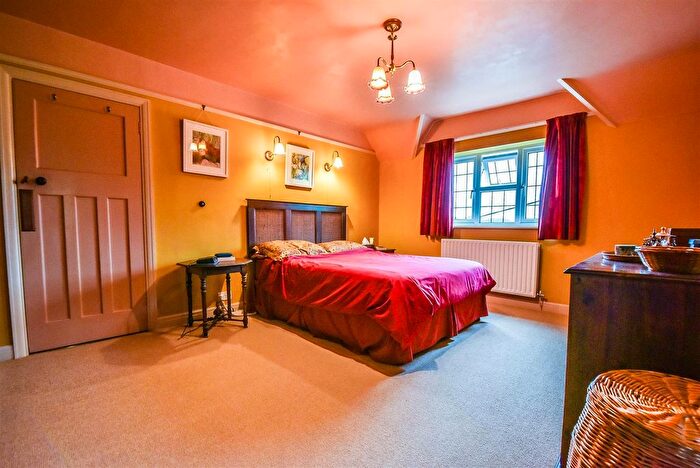 3 Bedroom Detached House For Sale In The Broadway, Dursley, GL11