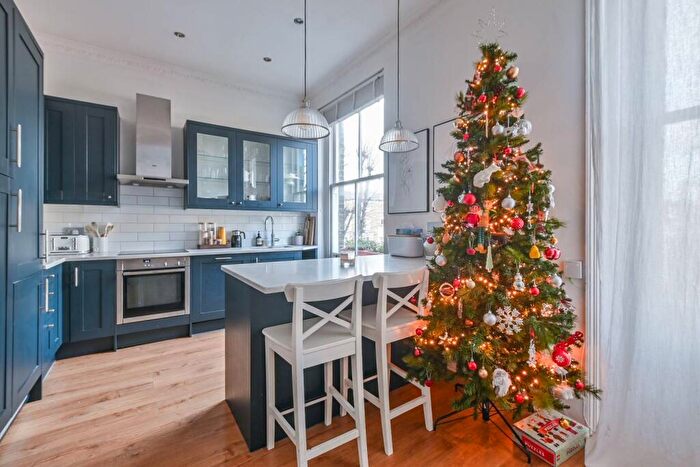 2 Bedroom Flat For Sale In Caversham Road, Kentish Town, London, NW5