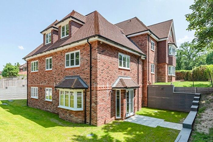 2 Bedroom Flat To Rent In West Byfleet, Surrey, KT14