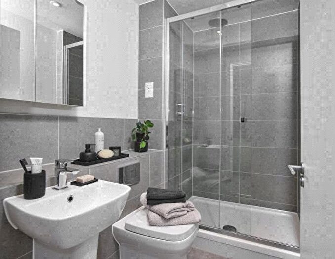 2 Bedroom Flat To Rent In Market Street, Newbury, Berkshire, RG14
