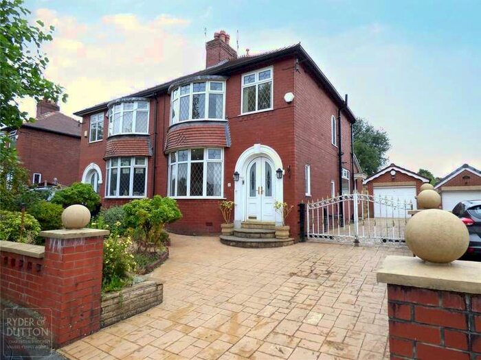Houses to rent in Royton, Greater Manchester