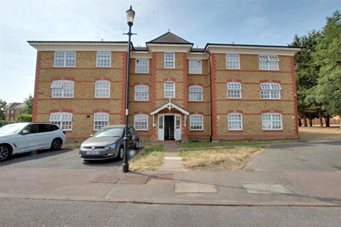 2 Bedroom Apartment For Sale In Hanbury Drive, London, N21