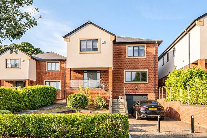 4 Bedroom Detached House For Sale In The Coppice, Enfield, EN2
