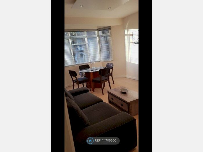 2 Bedroom Flat To Rent In Barton Court, London, W14