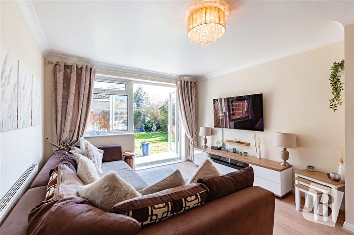 2 Bedroom Maisonette For Sale In Albany Road, Hornchurch, RM12