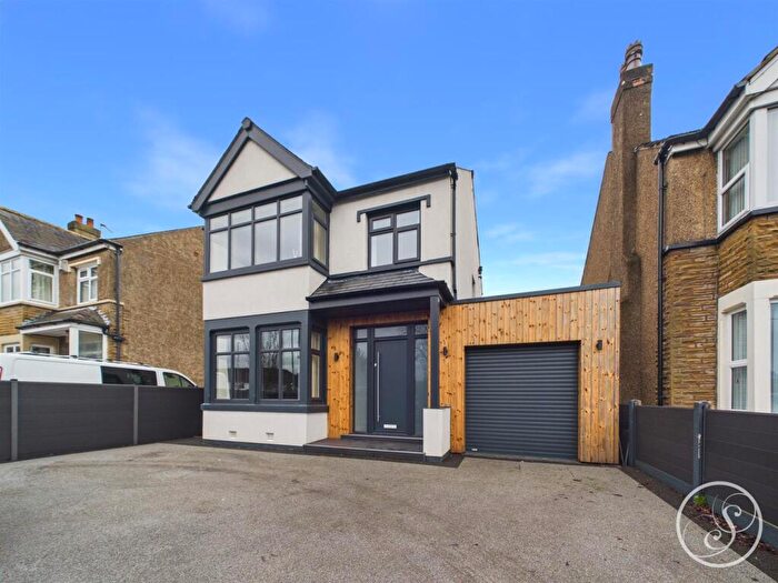 4 Bedroom Detached House For Sale In Ring Road, Halton, Leeds, LS15