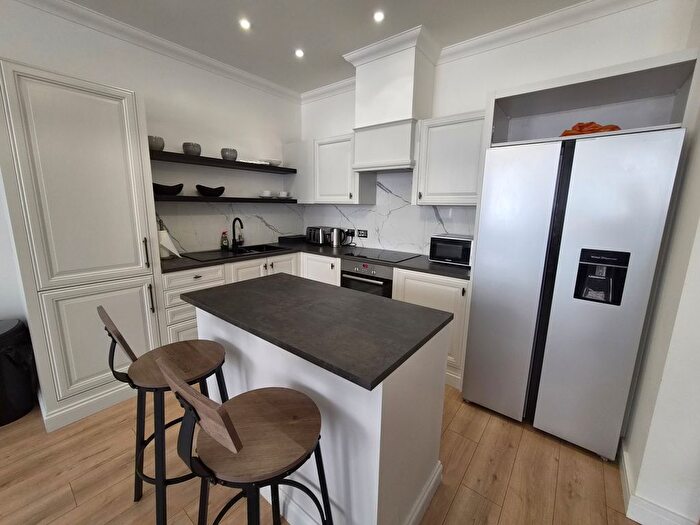 2 Bedroom Flat To Rent In High Street North, Poole, BH15