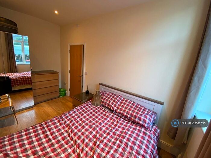 1 Bedroom Flat To Rent In Balbec Avenue, Leeds, LS6