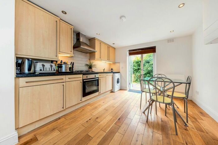2 Bedroom Flat To Rent In Hambalt Road, London, SW4