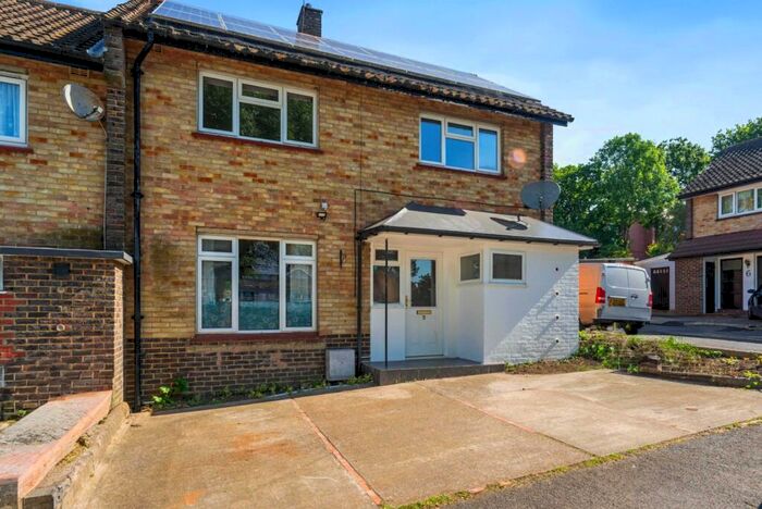 4 Bedroom Semi-Detached House To Rent In Ivydene Close, Sutton, SM1