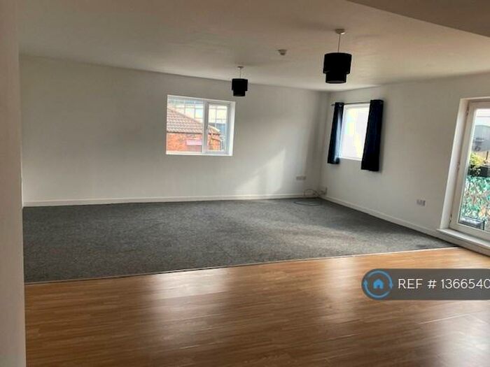 2 Bedroom Flat To Rent In Spring Bank, Hull, HU3