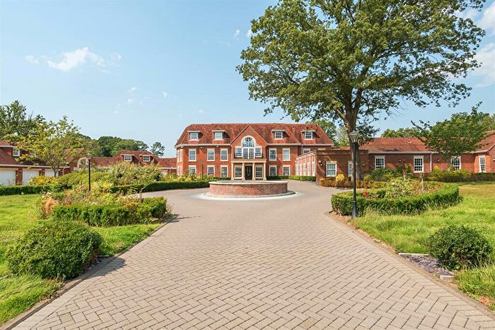 6 Bedroom Detached House For Sale In Botley Road, Curbridge, Hampshire, SO30