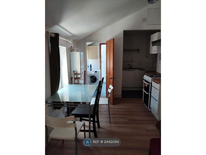 2 Bedroom Flat To Rent In Landor Road, London, SW9