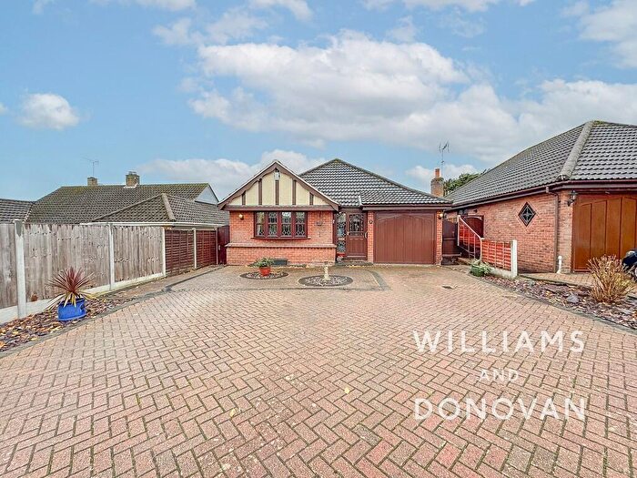 2 Bedroom Detached Bungalow For Sale In Woodlands Close, Hockley, SS5