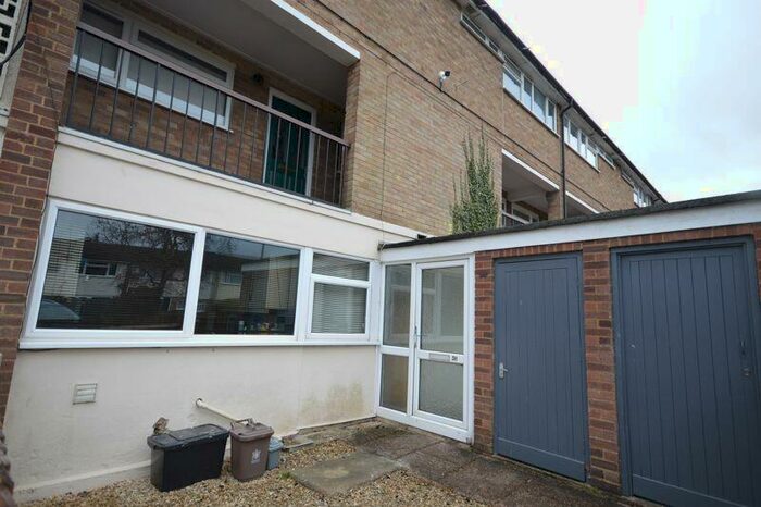 3 Bedroom Flat To Rent In Holtspur Way, Beaconsfield, HP9