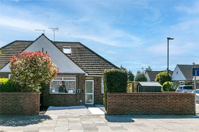 4 Bedroom Bungalow For Sale In Hanworth Road, Hampton, TW12