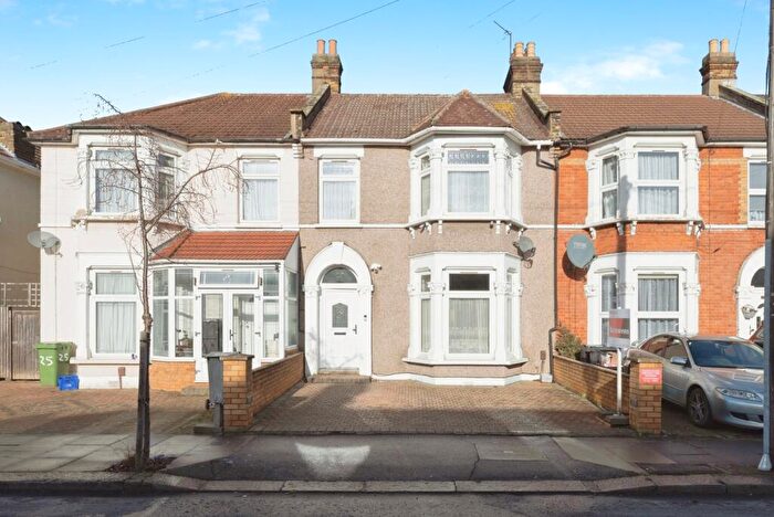 3 Bedroom Terraced House For Sale In Kinfauns Road, Ilford, Essex, IG3