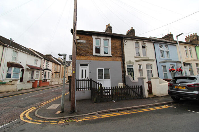 3 Bedroom End Of Terrace House To Rent In Nile Road, Gillingham, ME7
