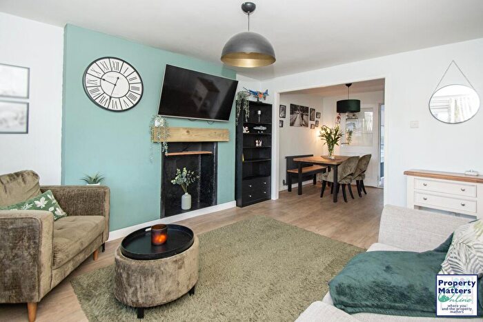 3 Bedroom Semi-Detached House For Sale In Speirs Road, Lochwinnoch, PA12