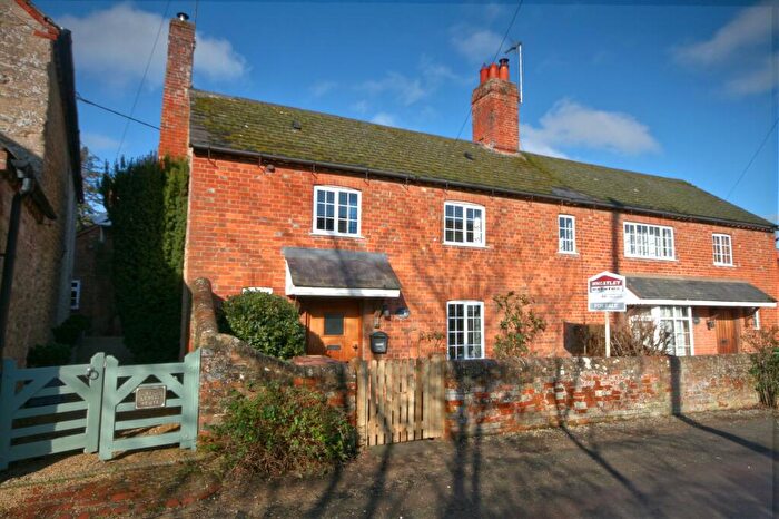 2 Bedroom Cottage For Sale In The Nook, Waterstock, OX33