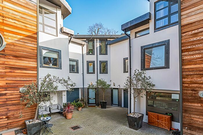 4 Bedroom Mews For Sale In Francis Bentley Mews, London, SW4