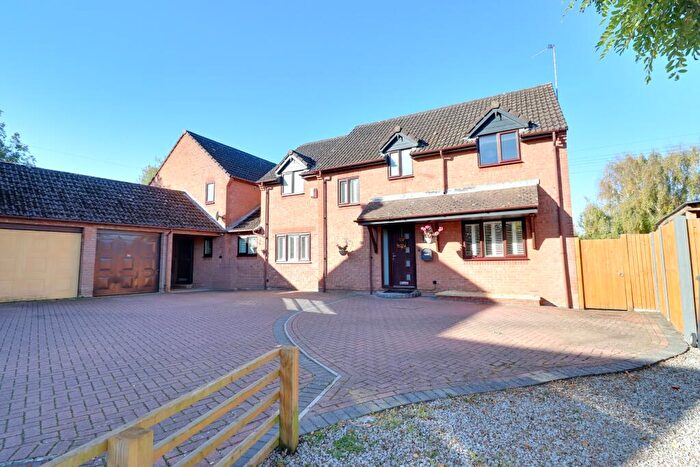 4 Bedroom Link Detached House For Sale In Timberlane, Purbrook, Waterlooville, PO7