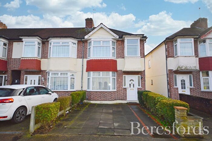 3 Bedroom End Terrace House For Sale In Bridport Avenue, Romford, RM7