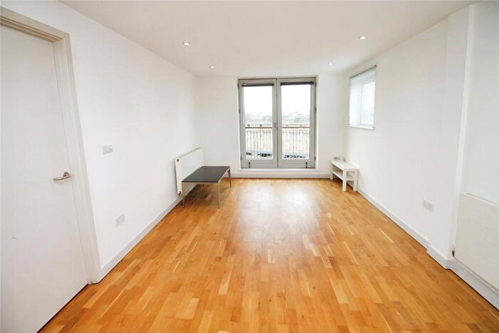 2 Bedroom Flat To Rent In Castle Lane, Bedford, Bedfordshire, MK40