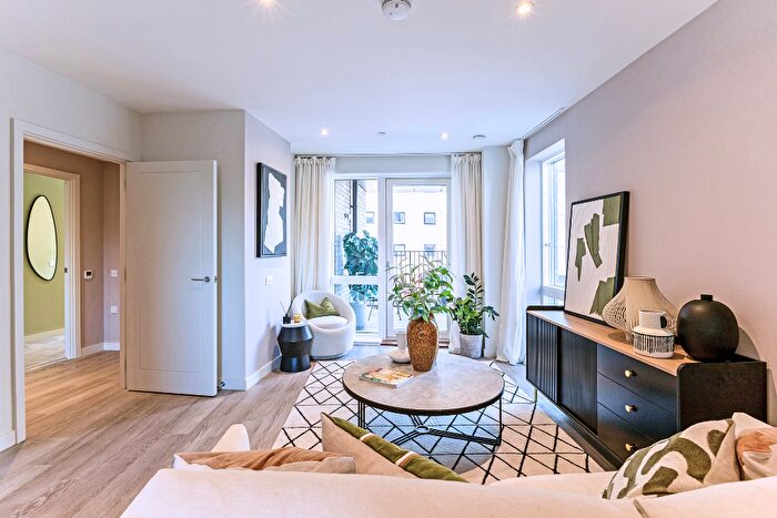 2 Bedroom Flat For Sale In Bell Road, Hounslow, TW3