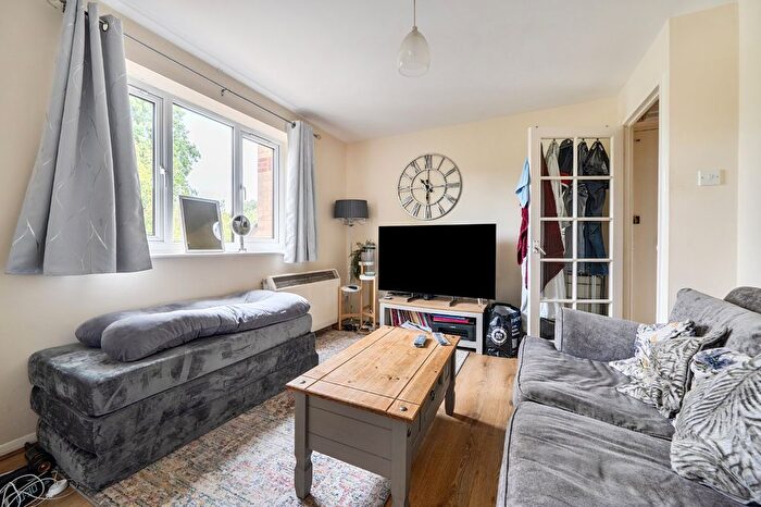 1 Bedroom Flat To Rent In Waddington Close, Enfield, EN1