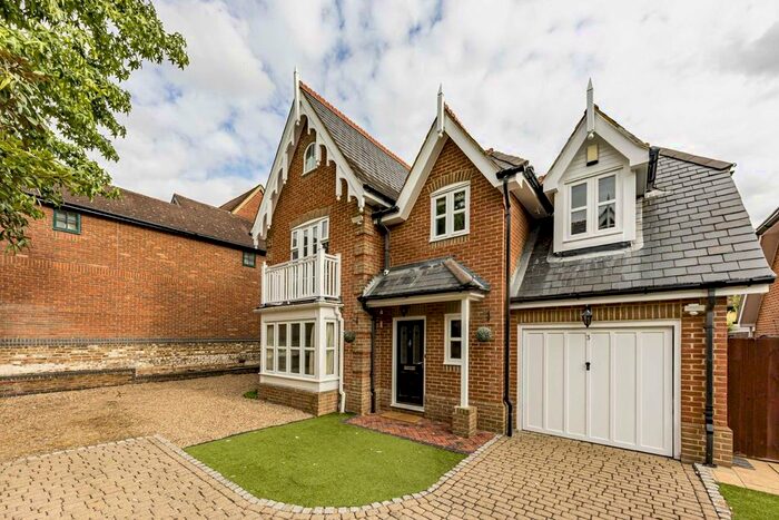 4 Bedroom Detached House To Rent In Devey Close, Kingston Upon Thames, KT2