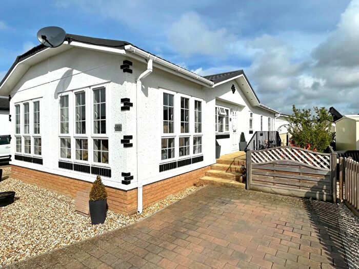 2 Bedroom Park Home For Sale In Faringdon Road, Lechlade, GL7