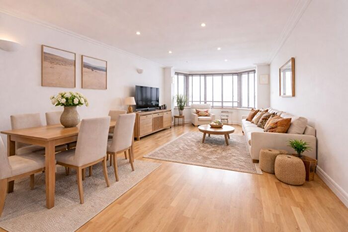 3 Bedroom Flat To Rent In Hereford Road, Notting Hill, W2