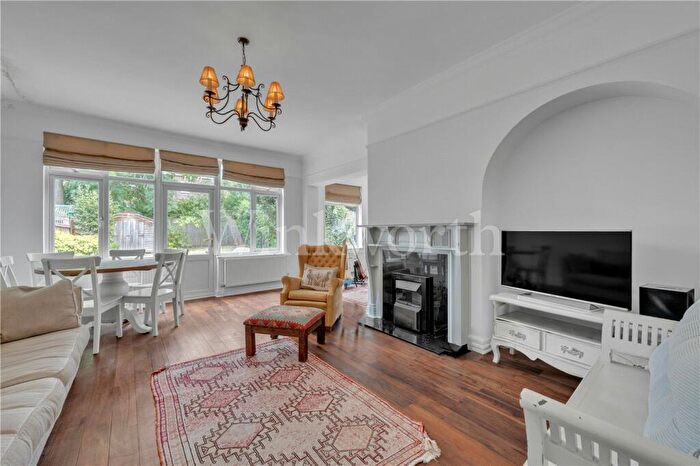 2 Bedroom Apartment To Rent In Templars Avenue, London, NW11