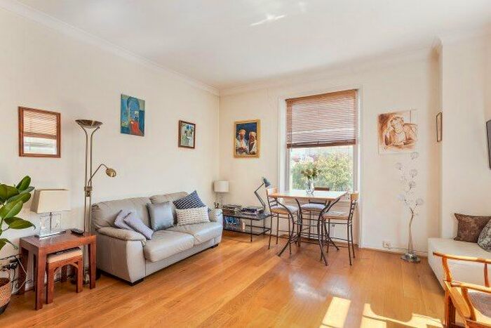 Studio To Rent In Earl's Court Square, London, SW5