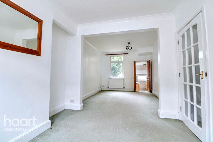 2 Bedroom Terraced House For Sale In North Street, Swindon, SN1
