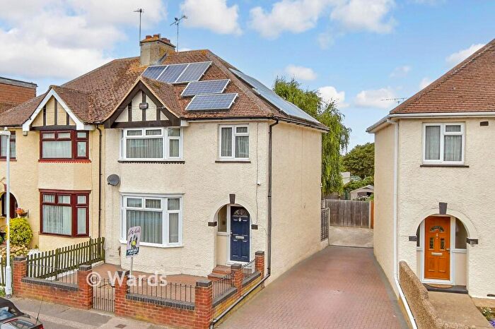 3 Bedroom Semi-Detached House For Sale In Colyer Road, Northfleet, Gravesend, Kent, DA11