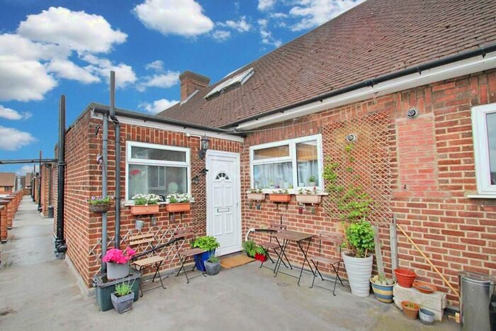 2 Bedroom Maisonette To Rent In New North Road, Ilford, IG6