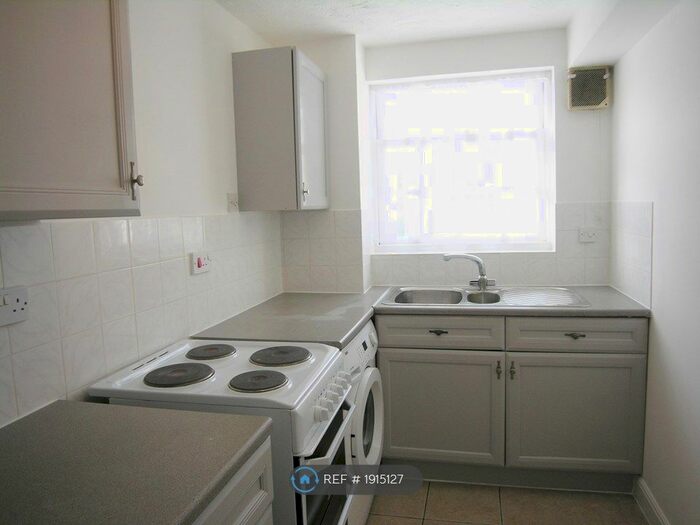 1 Bedroom Flat To Rent In Leigh Hunt Drive, London, N14