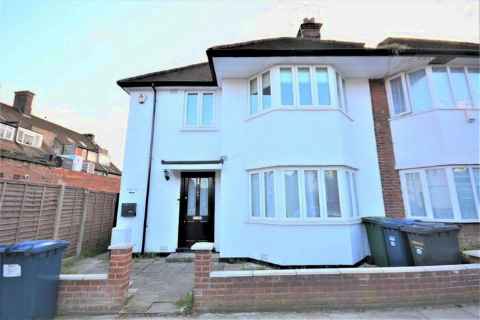 2 Bedroom Flat To Rent In Millway, London, NW7