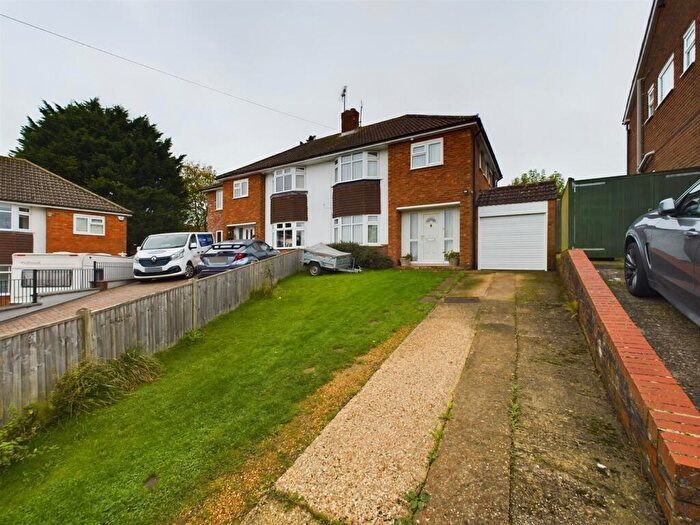 3 Bedroom Semi Detached House For Sale In Elmstone Drive, Tilehurst, Reading, RG31