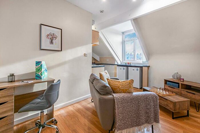 1 Bedroom Flat To Rent In Wood Lane, Leeds, LS6