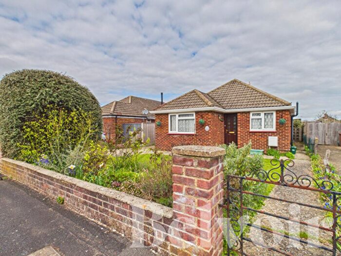 3 Bedroom Bungalow For Sale In Hulbert Way, Basingstoke, RG22