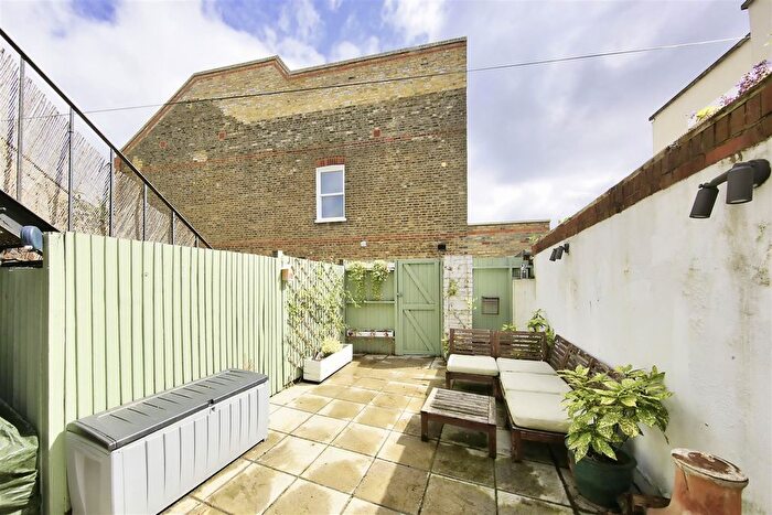 1 Bedroom Flat For Sale In Franche Court Road, London, SW17